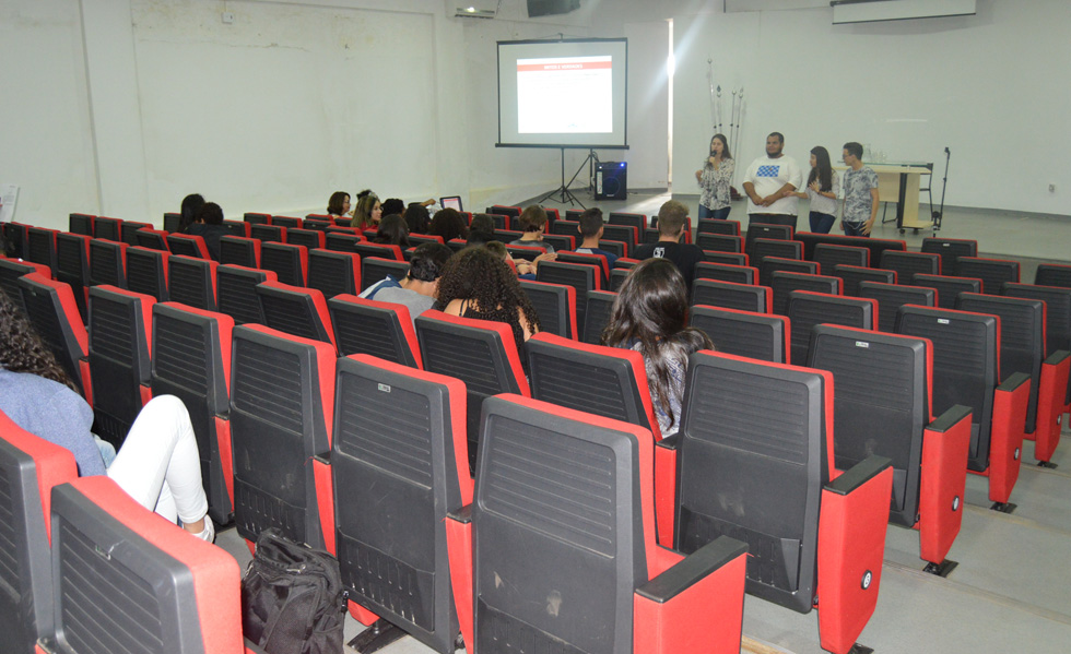 Palestra sobre IST realizada no auditório do Câmpus Valparaíso